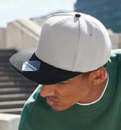 Gorra snapback Beechfield Original Flat Peak Snapback personalizada con logo